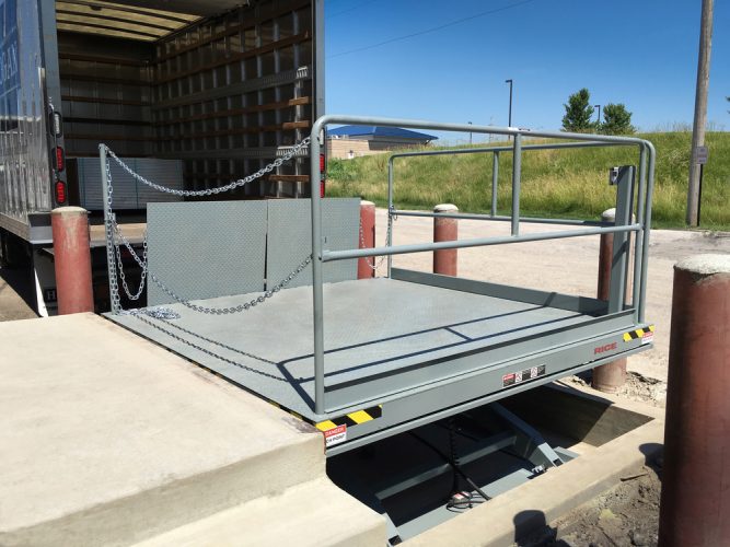 Hydraulic loading dock